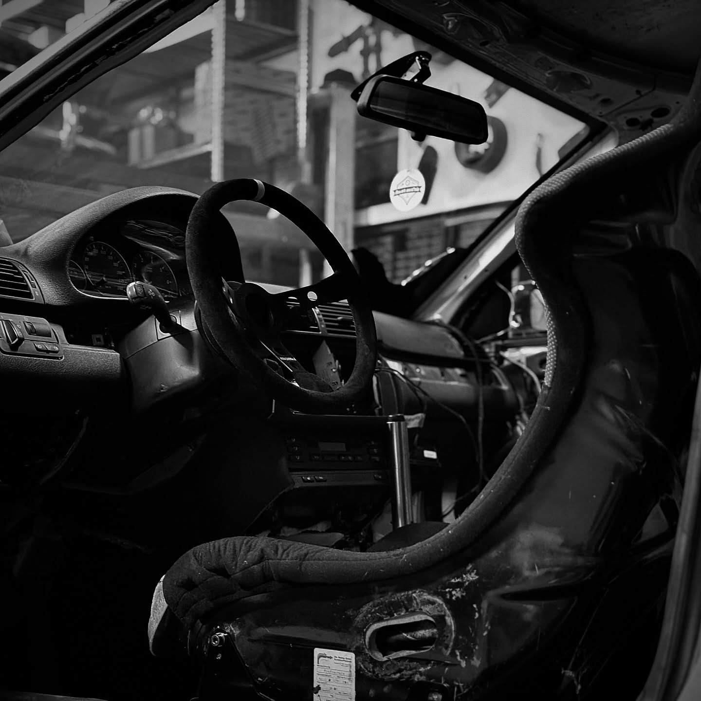 Cockpit eines BMW E46 mit Momo-Lenkrad und Recaro-Sitz