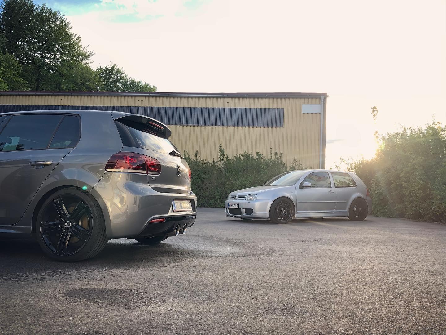 VW Golf VI R und VW Golf IV R32 auf einem Parkplatz bei Sonnenuntergang