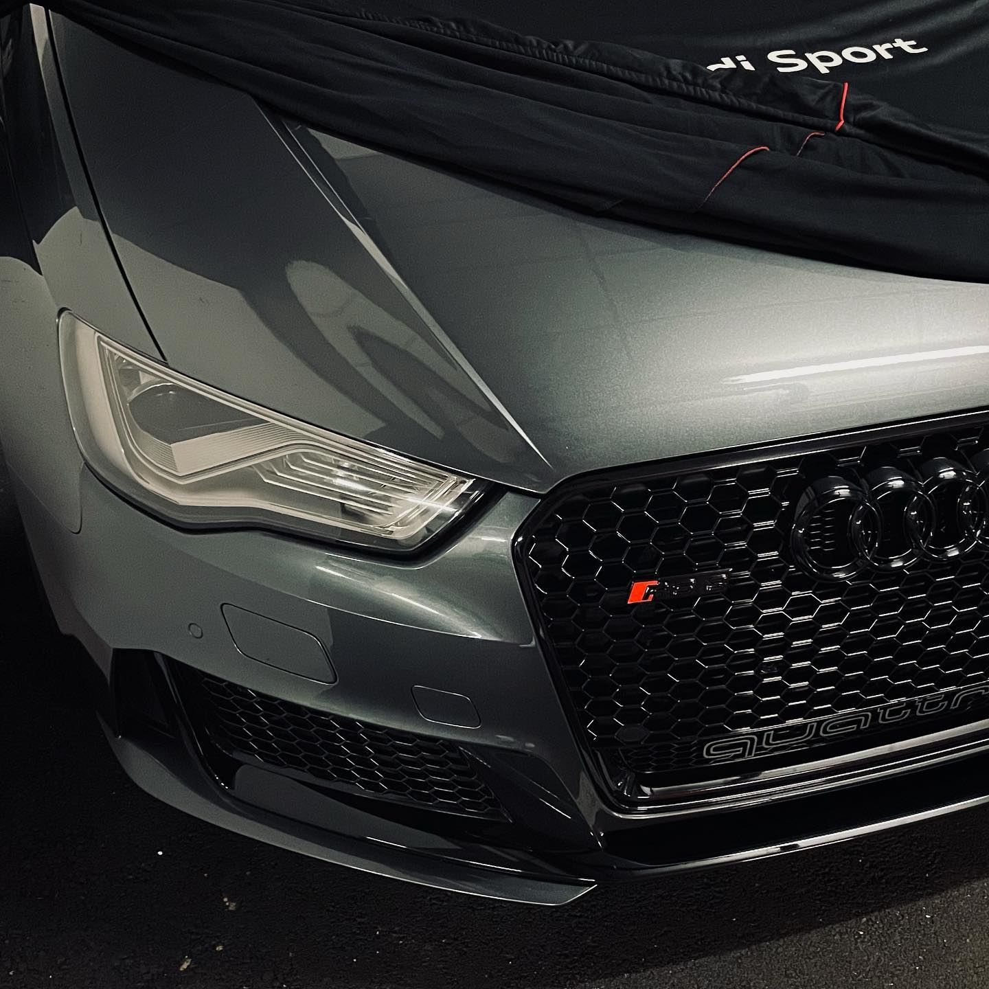 Glänzender Lack eines Audi RS3 8V