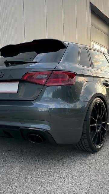 Heck eines Audi RS3 8V mit glänzendem Lack