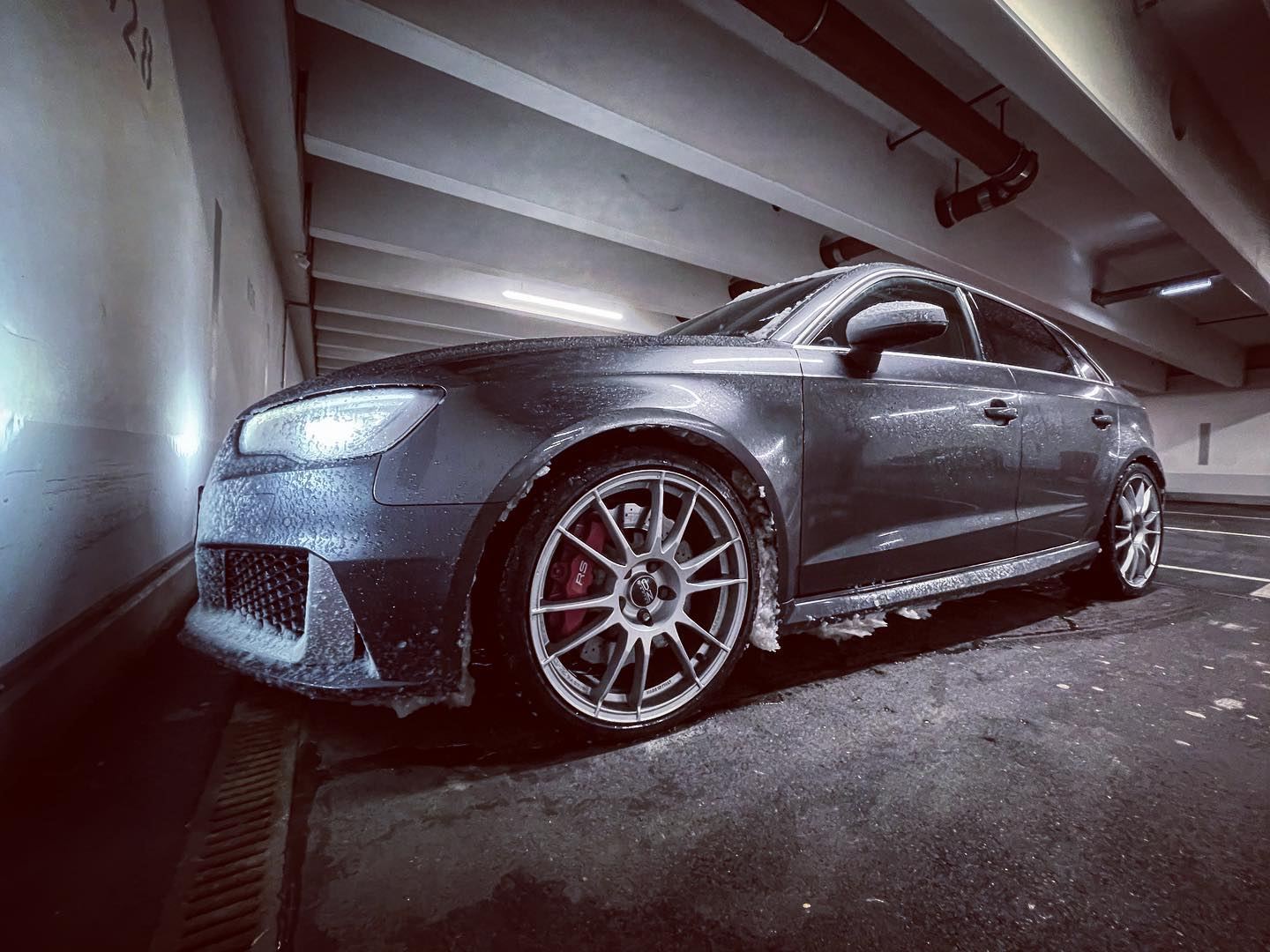 Audi RS3 8V in einer Tiefgarage mit Winterspuren