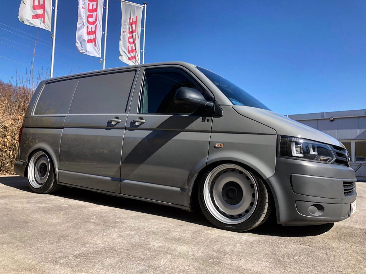 Tiefergelegter VW T5.2 in Grau auf Stahlfelgen