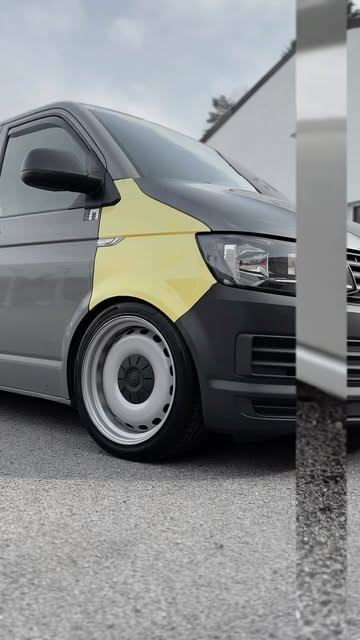 VW T5.2 während des T6-Front-Umbaus mit grundiertem Kotflügel